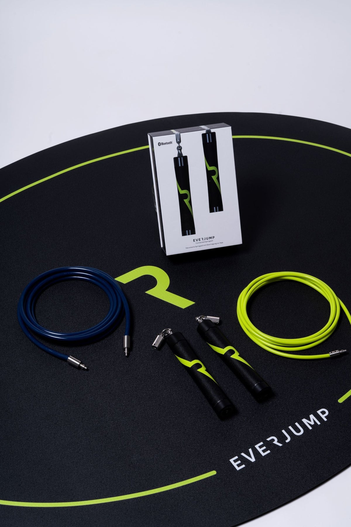 Everjump und Crossrope Vergleich: Gewichtetes Springseil-System mit Bluetooth-Griffen und Trainingsmatte